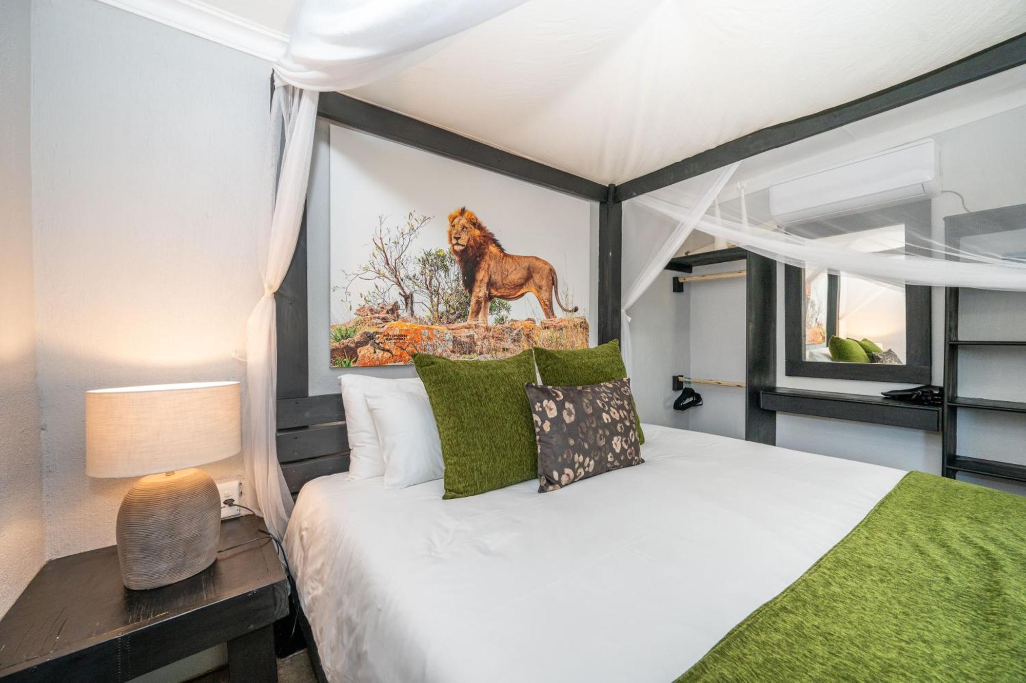 Lodge Foxy Crocodile Bush & Kruger Safari's - No Loadshedding *