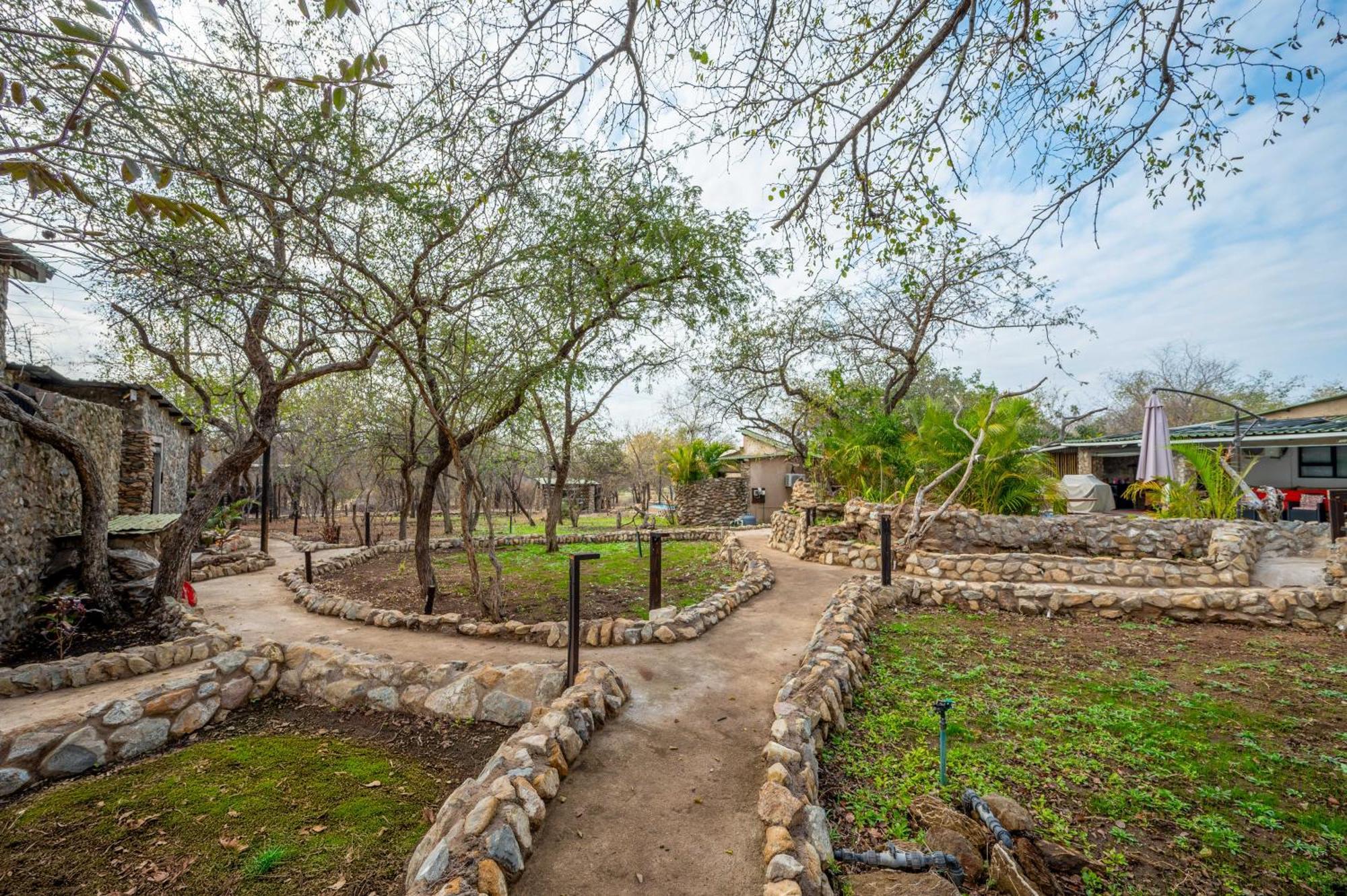 Foxy Crocodile Bush & Kruger Safari's - No Loadshedding Lodge Marloth Park