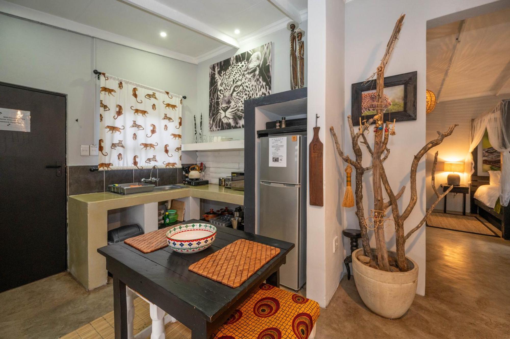 Foxy Crocodile Bush & Kruger Safari's - No Loadshedding Lodge *