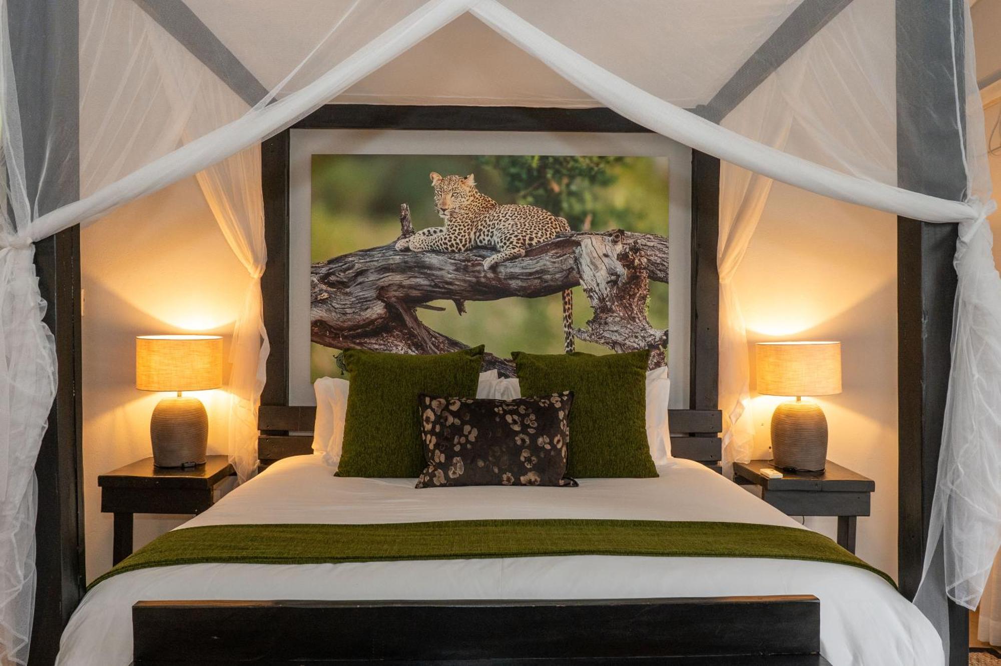 Foxy Crocodile Bush & Kruger Safari's - No Loadshedding Lodge
