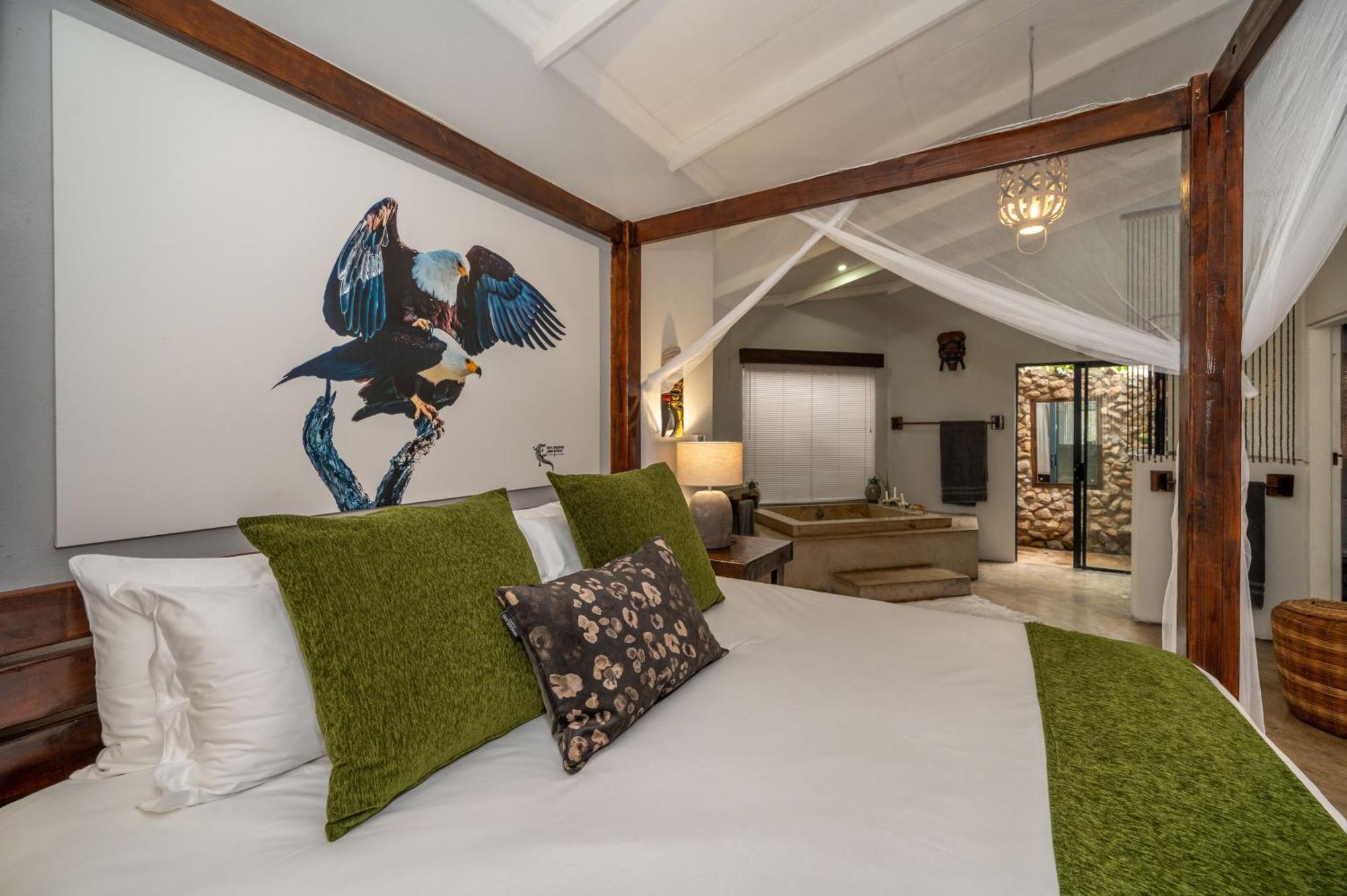 Foxy Crocodile Bush & Kruger Safari's - No Loadshedding Lodge *