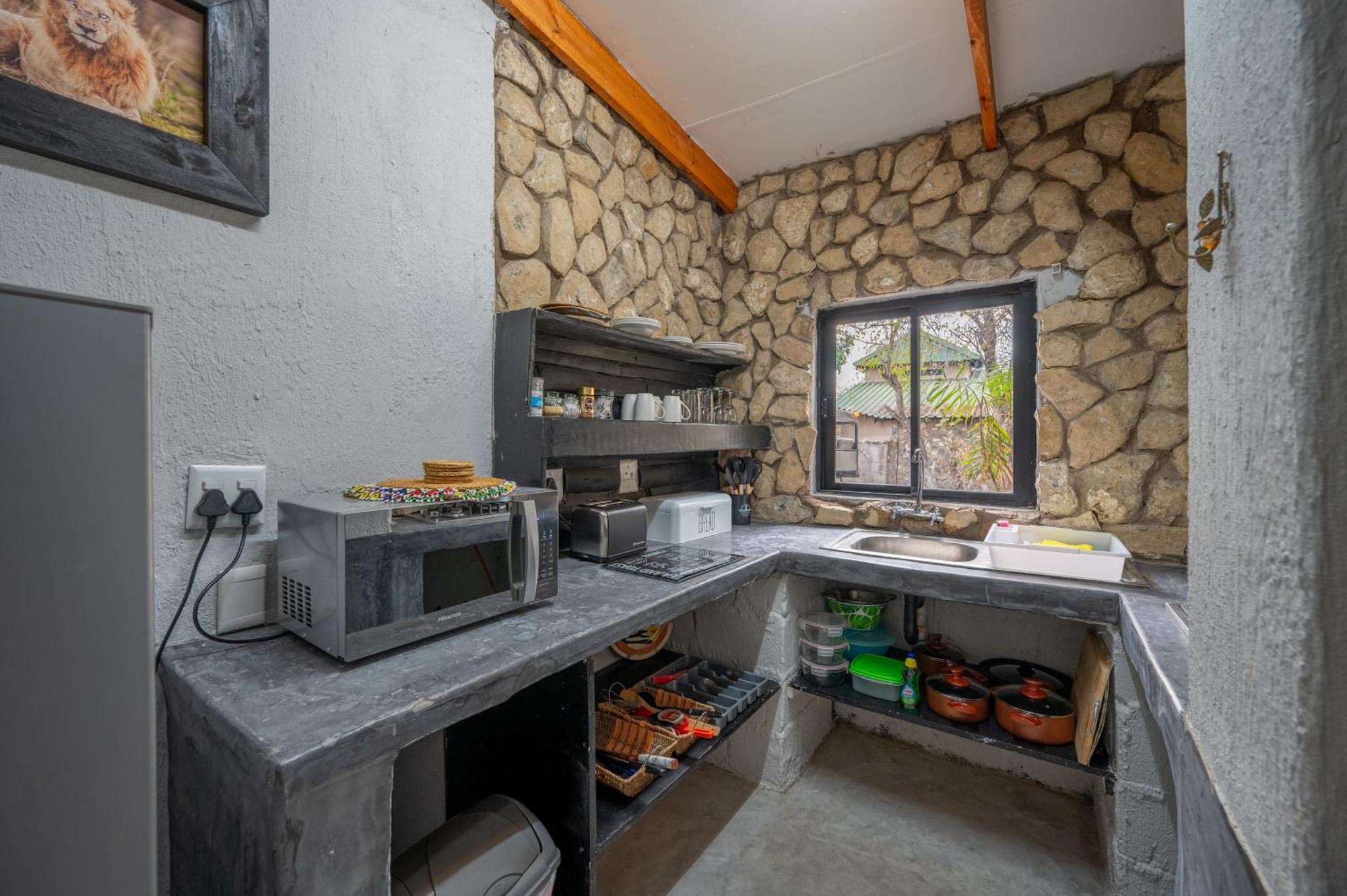 Foxy Crocodile Bush & Kruger Safari's - No Loadshedding Lodge Marloth Park