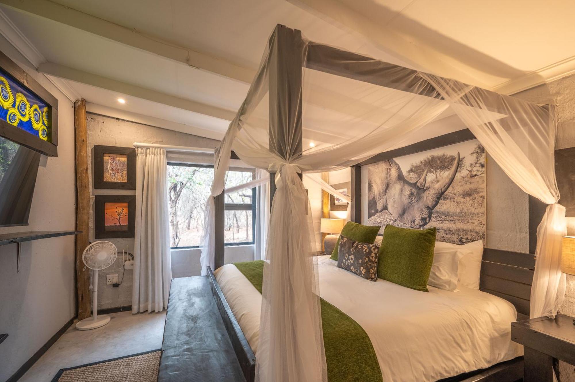Foxy Crocodile Bush & Kruger Safari's - No Loadshedding Lodge Marloth Park