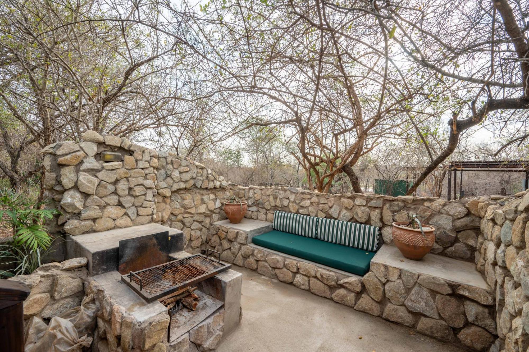 Lodge Foxy Crocodile Bush & Kruger Safari's - No Loadshedding
