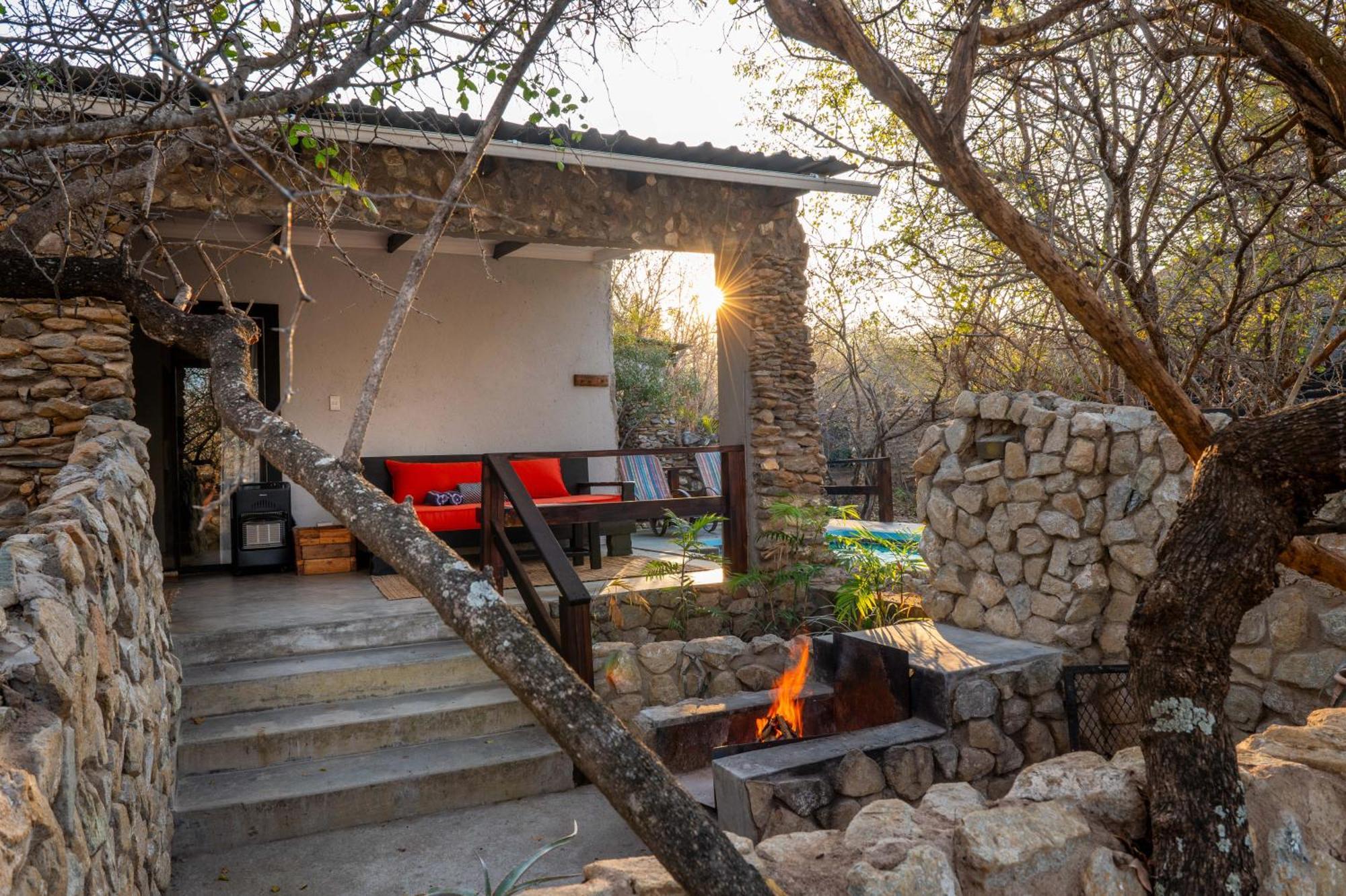 Foxy Crocodile Bush & Kruger Safari's - No Loadshedding Lodge