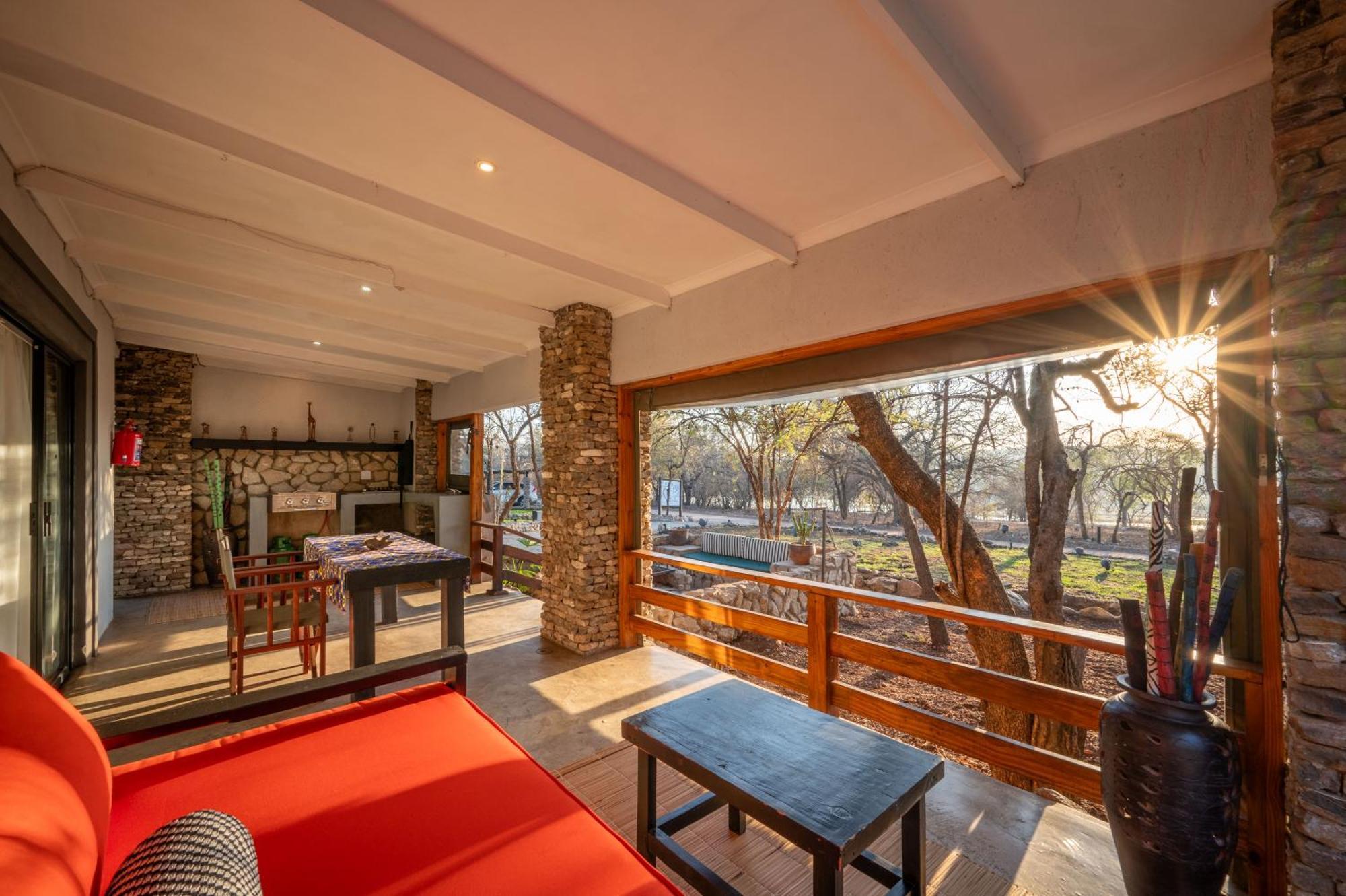 Foxy Crocodile Bush & Kruger Safari's - No Loadshedding Lodge *